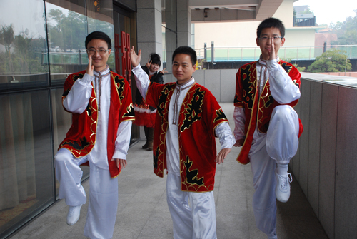 必威在线客服,年会之幕后花絮